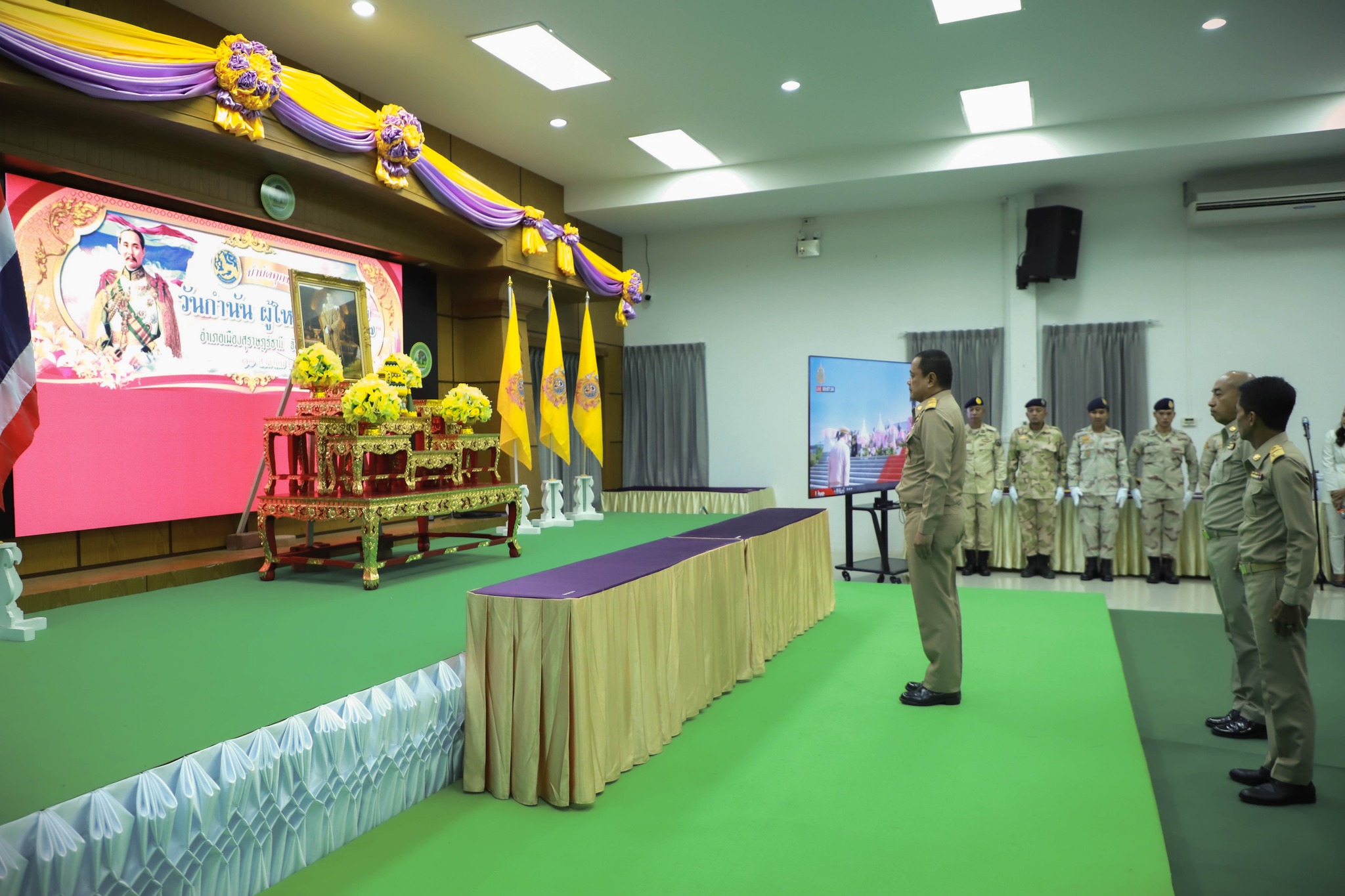 🌈อำเภอเมืองสุราษฎร์ธานี
📆วันที่ 10 สิงหาคม 2567
🕗ตั้งแต่เวลา 07.00 - 12.00 น.
           🟡นายสิทธิชัย ไทยเจริญ นายอำเภอเมืองสุราษฎร์ธานี ได้อำนวยการจัดกิจกรรมวันกำนัน ผู้ใหญ่บ้าน ประจำปี 2567 โดยได้รับความร่วมมือจากเทศบาลตำบลวัดประดู่ นำโดย นายวรภรณ์ คงอุดหนุน นายกเทศมนตรีตำบลวัดประดู่ ณ ห้องศรีสุนทร อาคารเดชรัตนสังข์ เทศบาลตำบลวัดประดู่ โดยมีปลัดอำเภอ หัวหน้าส่วนราชการระดับอำเภอ กำนัน ทุกตำบล ผู้ใหญ่บ้าน  แพทย์ประจำตำบล สารวัตรกำนัน และผู้ช่วยผู้ใหญ่บ้าน ทุกหมู่บ้าน ตลอดจน ส่วนราชการในพื้นที่ เข้าร่วมกิจกรรมโดยพร้อมเพรียงกัน ในโอกาสนี้ได้รับเกียรติจาก นายเจษฎา จิตรัตน์ ผู้ว่าราชการจังหวัดสุราษฎร์ธานี เป็นประธานในพิธี ว่าที่ร้อยโทสมชาย เรืองจันทร์ ปลัดจังหวัดสุราษฎร์ธานี และ นายศิลายุทธ์ คงอุดหนุน รองนายกองค์การบริหารส่วนจังหวัดสุราษฎร์ธานีเข้าร่วมกิจกรรมในครั้งนี้ด้วย โดยประกอบด้วยพิธีการและกิจกรรม ดังต่อไปนี้
           🔷เวลา 07.00 น. พิธีเจริญพระพุทธมนต์ 
           🔷เวลา 09.00 น. พิธีถวายราชสดุดี ถวายสัตย์ปฏิญาณ และพิธีรับมอบเหรียญพระราชทานพระบาทสมเด็จพระเจ้าอยู่หัว พร้อมกับรัฐมนตรีว่าการกระทรวงมหาดไทย ผ่านการถ่ายทอดสดจากส่วนกลาง
           🔷เวลา 10.00 น. การประชุมกำนัน ผู้ใหญ่บ้าน ฯลฯ ประจำเดือนสิงหาคม 2567 (พิธีประดับเครื่องหมายและหนังสือสำคัญฯ พิธีมอบประกาศเกียรติคุณ มอบรางวัลต่าง ๆ)
           🟡สำหรับการมอบเหรียญพระราชทานพระบาทสมเด็จพระเจ้าอยู่หัวฯ ในวันกำนันผู้ใหญ่บ้าน ประจำปี 2567 ครั้งนี้ สืบเนื่องจากกระทรวงมหาดไทย ได้รับพระราชทานพระบรมราชานุญาต จัดทำขึ้นและพระราชทานแก่กำนัน ผู้ใหญ่บ้าน แพทย์ประจำตำบล สารวัตรกำนัน และผู้ช่วยผู้ใหญ่บ้าน ในโอกาสปีมหามงคลของพระบาทสมเด็จพระเจ้าอยู่หัว ทรงเจริญพระชนมพรรษา 6 รอบ 72 พรรษา และในโอกาสครบรอบ 132 ปี "คนของราชา รากฐานของแผ่นดิน" เพื่อเป็นขวัญกำลังใจในการปฏิบัติหน้าที่ เป็นสิริมงคล ซึ่งถือเป็นเกียรติยศอันสูงส่ง
           🟡ในช่วงท้ายของพิธีการ ท่านผู้ว่าราชการจังหวัดสุราษฎร์ธานี ได้ให้โอวาท ในฐานะนักปกครองท้องที่ ซึ่งมีบทบาทสำคัญในการบำบัดทุกข์บำรุงสุขให้ราษฎร เป็นจุดเริ่มต้นของการพัฒนาท้องที่ท้องถิ่น และขอให้ทุกคน สร้างคุณค่า ประโยชน์ให้กับท้องที่ท้องถิ่น ในฐานะนักปกครอง โดยร่วมกับ องค์กรปกครองส่วนท้องถิ่น และส่วนราชการ ดูแลความเป็นอยู่ประชาชน