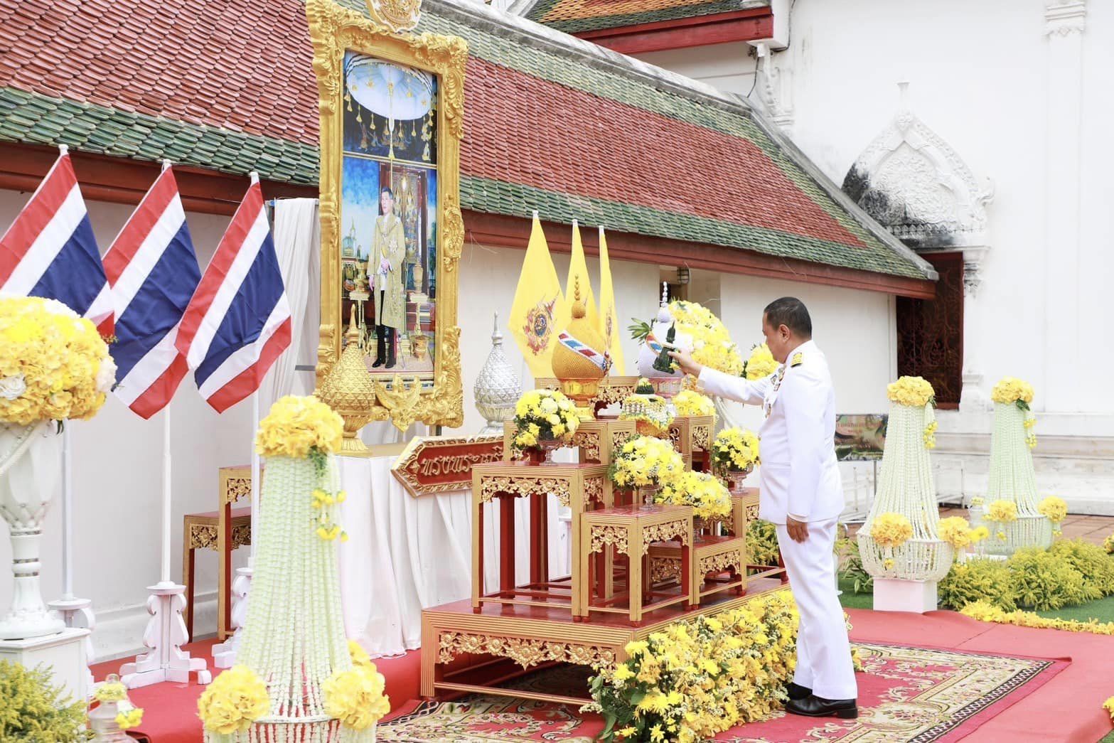 🌈อำเภอเมืองสุราษฎร์ธานี
📆วันที่ 4 กรกฎาคม 2567
🕗เวลา 14.00 - 16.00 น.
           🟡นายสิทธิชัย ไทยเจริญ นายอำเภอเมืองสุราษฎร์ธานี ได้เข้าร่วมพิธีพลีกรรมตักน้ำจากแหล่งน้ำศักดิ์สิทธิ์ ณ วัดพระบรมธาตุไชยาราชวรวิหาร อำเภอไชยา จังหวัดสุราษฎร์ธานี เพื่อเชิญไปประกอบพิธีเสกน้ำพระพุทธมนต์ศักดิ์สิทธิ์ เนื่องในโอกาสพระราชพิธีมหามงคลเฉลิมพระชนมพรรษา 6 รอบ 28 กรกฎาคม 2567 
           🟡โดยมีนายเจษฎา จิตรัตน์ ผู้ว่าราชการจังหวัดสุราษฎร์ธานี เป็นประธานประกอบพิธีร่วมกับพราหมณ์บัณฑิตและคณะ เมื่อถึงมงคลฤกษ์ในเวลา 14.49 น.ผู้ว่าราชการจังหวัดสุราษฎร์ธานี เริ่มทำพิธีตักน้ำจากบ่อน้ำศักดิ์สิทธิ์ หน้าวิหารหลวงวัดพระบรมธาตุไชยาราชวรวิหาร ใส่ขันสาคร จำนวน 19 ครั้ง แล้วปิดฝาขันสาครห่อด้วยผ้าขาว ผูกริบบิ้นสีขาว แล้วเชิญขันสาครและที่ตักน้ำไปยังวิหารหลวง เพื่อเตรียมประกอบพิธีเสกน้ำพระพุทธมนต์ศักดิ์สิทธิ์ และพิธีเวียนเทียนสมโภชน้ำพระพุทธมนต์ศักดิ์สิทธิ์ ในวันอาทิตย์ที่ 7 กรกฎาคม 2567 และวันจันทร์ที่ 8 กรกฎาคม 2567 อย่างสมพระเกียรติ จากนั้นจะเคลื่อนขบวนอัญเชิญคนโทน้ำพุทธมนต์ศักดิ์สิทธิ์ เข้าไปเก็บรักษาไว้ที่ กระทรวงมหาดไทย เพื่อใช้ประกอบพระราชพิธีต่อไป
           🟡พิธีการในครั้งนี้ มีนางดาเรส จิตรัตน์ นายกเหล่ากาชาดจังหวัดสุราษฎร์ธานี รองผู้ว่าราชการจังหวัดสุราษฎร์ธานี หัวหน้าส่วนราชการ ข้าราชการทุกหมู่เหล่าและประชาชนในพื้นที่ ร่วมพิธีเป็นจำนวนมาก