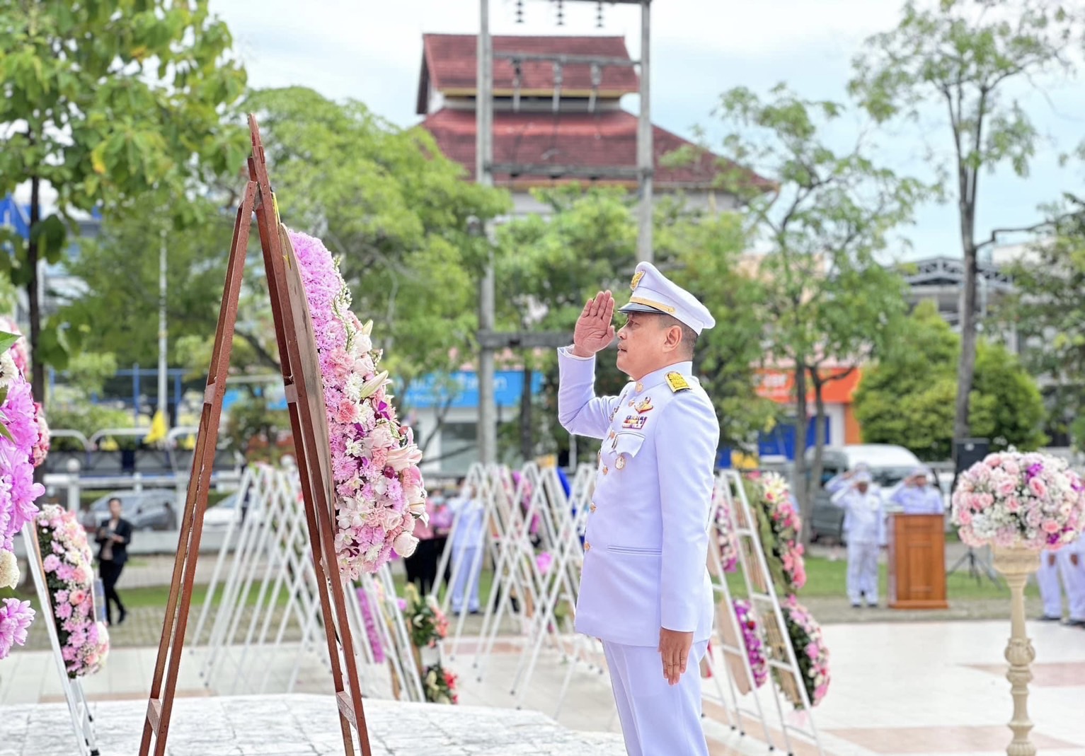 🌈อำเภอเมืองสุราษฎร์ธานี
    🌸🇹🇭วันที่ 23 ตุลาคม 2566  เวลา 08.00 น. นายสิทธิชัย ไทยเจริญ นายอำเภอเมืองสุราษฎร์ธานี พร้อมด้วยหัวหน้าส่วนราชการ หัวหน้าหน่วยงานรัฐวิสาหกิจ ปลัดอำเภอ ผู้บริหารองค์กรปกครองส่วนท้องถิ่น ในพื้นที่ เข้าร่วมพิธีวางพวงมาลาเพื่อน้อมรำลึกในพระมหากรุณาธิคุณเนื่องในวันคล้ายวันสวรรคต พระบาทสมเด็จพระจุลจอมเกล้าเจ้าอยู่หัว ณ ลานหน้าพระบรมราชานุสาวรีย์พระบาทสมเด็จพระจุลจอมเกล้าเจ้าอยู่หัว บริเวณสนามศาลากลางจังหวัดสุราษฏร์ธานี
       โดยมีนายเจษฎา จิตรัตน์ ผู้ว่าราชการจังหวัดสุราษฎร์ธานี เป็นประธานในพิธีฯ