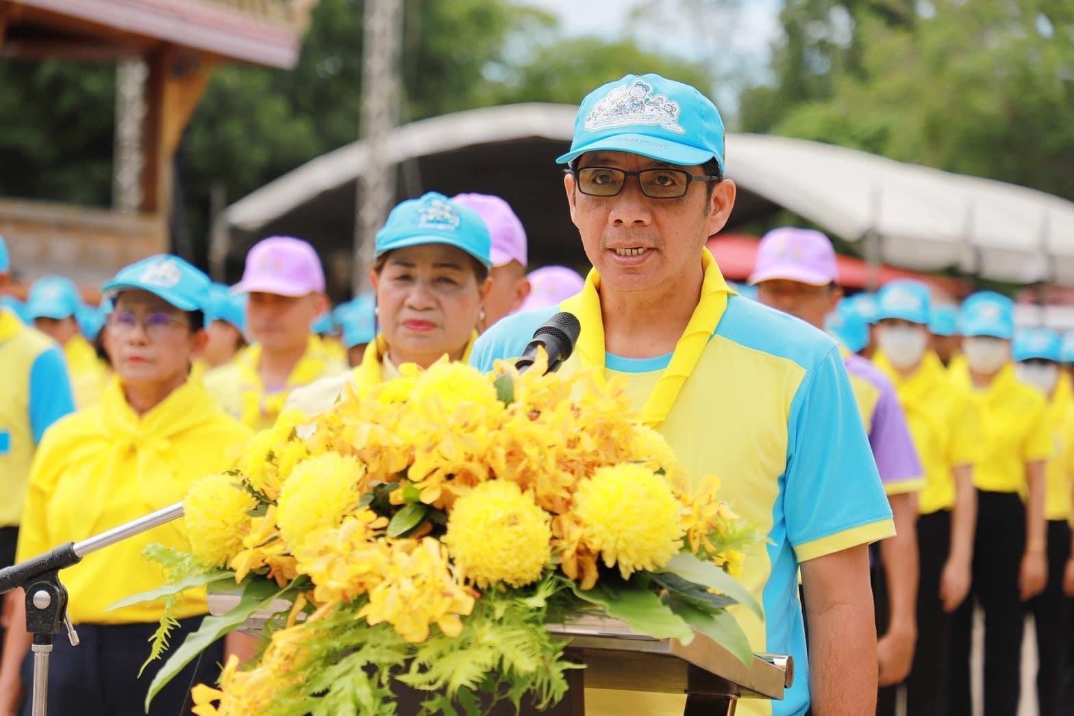 🌈อำเภอเมืองสุราษฎร์ธานี
      🔶วันนี้ (18 ตุลาคม 2566) เวลา 10.00 น. นายสิทธิชัย ไทยเจริญ นายอำเภอเมืองสุราษฎร์ธานี มอบหมายให้นายชานิศ ทองสวัสดิ์ ปลัดอำเภอ นางสาวปรีหทัย บุญทอง ปลัดอำเภอ พร้อมด้วยหัวหน้าส่วนราชการระดับอำเภอ ผู้บริหารองค์กรปกครองส่วนท้องถิ่น กำนัน ผู้ใหญ่บ้านฯลฯ สมาชิกกองอาสารักษาดินแดนอำเภอเมืองฯ นักเรียน และประชาชนจิตอาสาในพื้นที่ เข้าร่วมกิจกรรมจิตอาสาพัฒนาและจิตอาสาบริการประชาชน เนื่องในวันคล้ายวันพระบรมราชสมภพ พระบาทสมเด็จพระปรเมนทรมหามงกุฎ พระจอมเกล้าเจ้าอยู่หัว ณ วัดสมหวังวนาราม ตำบลวัดประดู่ อำเภอเมืองสุราษฎร์ธานี จังหวัดสุราษฎร์ธานี
     โดยมีนายนันธวัช เจริญวรรณ รองผู้ว่าราชการจังหวัดสุราษฎร์ธานี/รองผู้อำนวยการศูนย์อำนวยการจิตอาสาพระราชทาน จังหวัดสุราษฎร์ธานี เป็นประธานในพิธีฯ