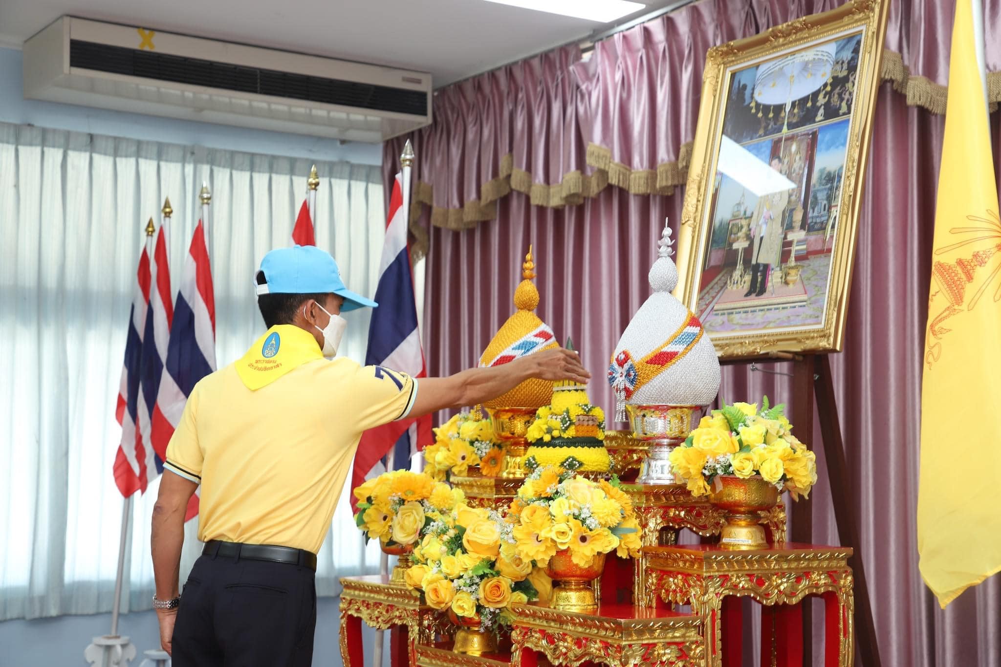 💛ศูนย์อำนวยการจิตอาสาพระราชทาน อำเภอเมืองสุราษฎร์ธานี 💛
1. วันพุธที่ 15 กุมภาพันธ์ 2566  เวลา 13.30-14.30 น.
2. ประเภทงานจิตอาสา : จิตอาสาเฉพาะกิจพิธีรับมอบสิ่งของพระราชทาน (หมวก ผ้าพันคอ) และบัตรประจำตัวจิตอาสา
3. ระดับกิจกรรม : ระดับอำเภอ
4. สถานที่ : ห้องประชุมที่ว่าการอำเภอเมืองสุราษฎร์ธานี ชั้น 3 จังหวัดสุราษฎร์ธานี
5. หน่วยงานรับผิดชอบ : ศูนย์อำนวยการจิตอาสาพระราชทาน อำเภอเมืองสุราษฎร์ธานี
6. จิตอาสา904 ร่วมกิจกรรม : 
     6.1 นายอำนวย กลั่นสุวรรณ รหัส 3ก-201 หลักสูตรพื้นฐานรุ่นที่3/62 สังกัดกระทรวงมหาดไทย
     6.2 นายมงคล กาฬคลอดรหัส3ก-475 หลักสูตรพื้นฐานรุ่นที่ 3/62 สังกัดกระทรวงศึกษาธิการ
    6.3 ร.อ.ชัยณรงค์ สุปันตี รหัส 4A-091 หลักสูตรหลักประจำรุ่นที่  4/62 สังกัดกระทรวงกลาโหม
7. รายละเอียดกิจกรรม :        
         นายสิทธิชัย ไทยเจริญ นายอำเภอเมืองสุราษฎร์ธานี/ผู้อำนวยการศูนย์อำนวยการจิตอาสาพระราชทาน อำเภอเมืองสุราษฎร์ธานี เป็นประธานในพิธีรับมอบสิ่งของพระราชทาน (หมวก ผ้าพันคอ) และบัตรประจำตัวจิตอาสา  สำหรับผู้สมัครจิตอาสาพระราชทานประจำเดือนธันวาคม 2562 จำนวน 60 คน และร่วมกันสร้างการรับรู้โครงการจิตอาสาพระราชทาน โดยมีหัวหน้าส่วนราชการ ผู้บริหารองค์กรปกครองส่วนท้องถิ่น ผู้นำท้องที่ จิตอาสา 904 และจิตอาสาพระราชทาน เข้าร่วมกิจกรรม
8. จังหวัด : จังหวัดสุราษฎร์ธานี
9. จำนวนผู้เข้าร่วมกิจกรรม :  ประกอบด้วย
     9.1 จิตอาสา 904 และจิตอาสาพระราชทาน จำนวน 75 คน  
     9.2 หัวหน้าส่วนราชการ/ผู้แทนหน่วยงานเจ้าหน้าที่ที่เกี่ยวข้อง และผู้ร่วมกิจกรรม จำนวน 10 คน
10. หน่วยงานที่เข้าร่วมกิจกรรม : 
  - ทุกภาคส่วนในพื้นที่ร่วมกันบูรณาการ
11. อุปกรณ์ที่ได้รับการสนับสนุน : - 
12. ปัญหาข้อขัดข้อง :   ไม่มี