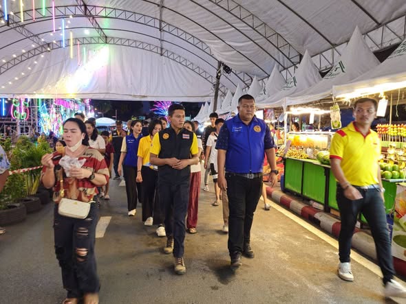 ฝ่ายปกครองอำเภอเมืองสุราษฎร์ธานี ลงพื้นที่ดูแลความสงบเรียบร้อยภายในงานประเพณีชักพระ - ทอดผ้าป่า และแข่งเรือยาว ประจำปี 2568
