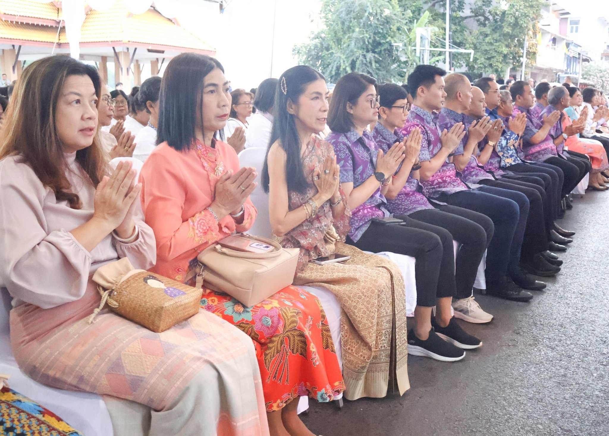 นายอำเภอเมืองสุราษฎร์ธานี เข้าร่วมพิธีชักพุ่มเมือง ในประเพณีชักพระ - ทอดผ้าป่า และแข่งเรือยาวประจำปี 2568
