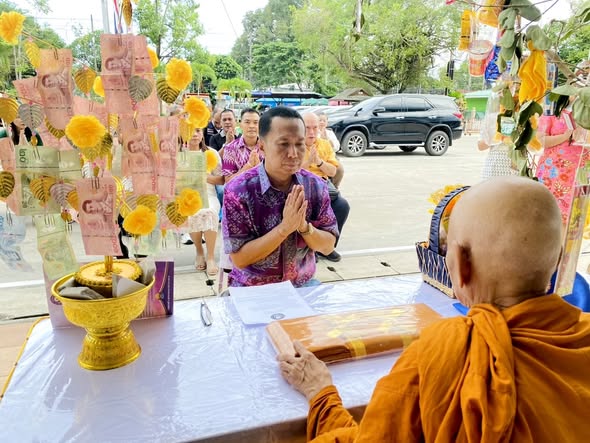 อำเภอเมืองสุราษฎร์ธานี จัดพิธีชักพุ่มเมือง ในประเพณีชักพระ - ทอดผ้าป่า และแข่งเรือยาวประจำปี 2568