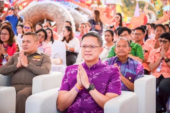 นายอำเภอเมืองสุราษฎร์ธานี เข้าร่วมพิธีสมโภชเรือพนมพระทางบกและทางน้ำ ในงานประเพณีชักพระ ทอดผ้าป่า และแข่งเรือยาว จังหวัดสุราษฎร์ธานี ประจำปี 2568