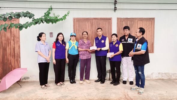 อำเภอเมืองสุราษฎร์ธานี ร่วมกับ สมาคมนักข่าวสุราษฎร์ธานี พัฒนาสังคมและความมั่นคงของมนุษย์จังหวัดฯ และผู้ใหญ่บ้านในพื้นที่ ลงพื้นที่มอบเงินช่วยเหลือ คุณยายลำยอง กรรณิการ์ บุคคลกลุ่มเปราะบางซึ่งมีปัญหาด้านการมองเห็น ซึ่งกำลังจะเข้ารับการผ่าตัดรักษาต้อกระจกในวันที่ 10 ตุลาคม 2568