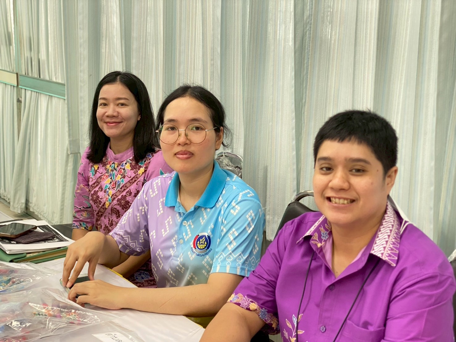 อำเภอเมืองสุราษฎร์ธานี เข้าร่วมการประชุมคณะกรรมการพัฒนาสตรีอำเภอ ครั้งที่ 5/2568 พร้อมรับมอบ “ผีเสื้อจากผ้าไทยประจำถิ่น” สร้างสรรค์จากใจสตรี 9 ตำบล และประชาสัมพันธ์ โครงการ “คนละครึ่ง พลัส” ร่วมกับสำนักงานพัฒนาชุมชนอำเภอเมืองฯ
