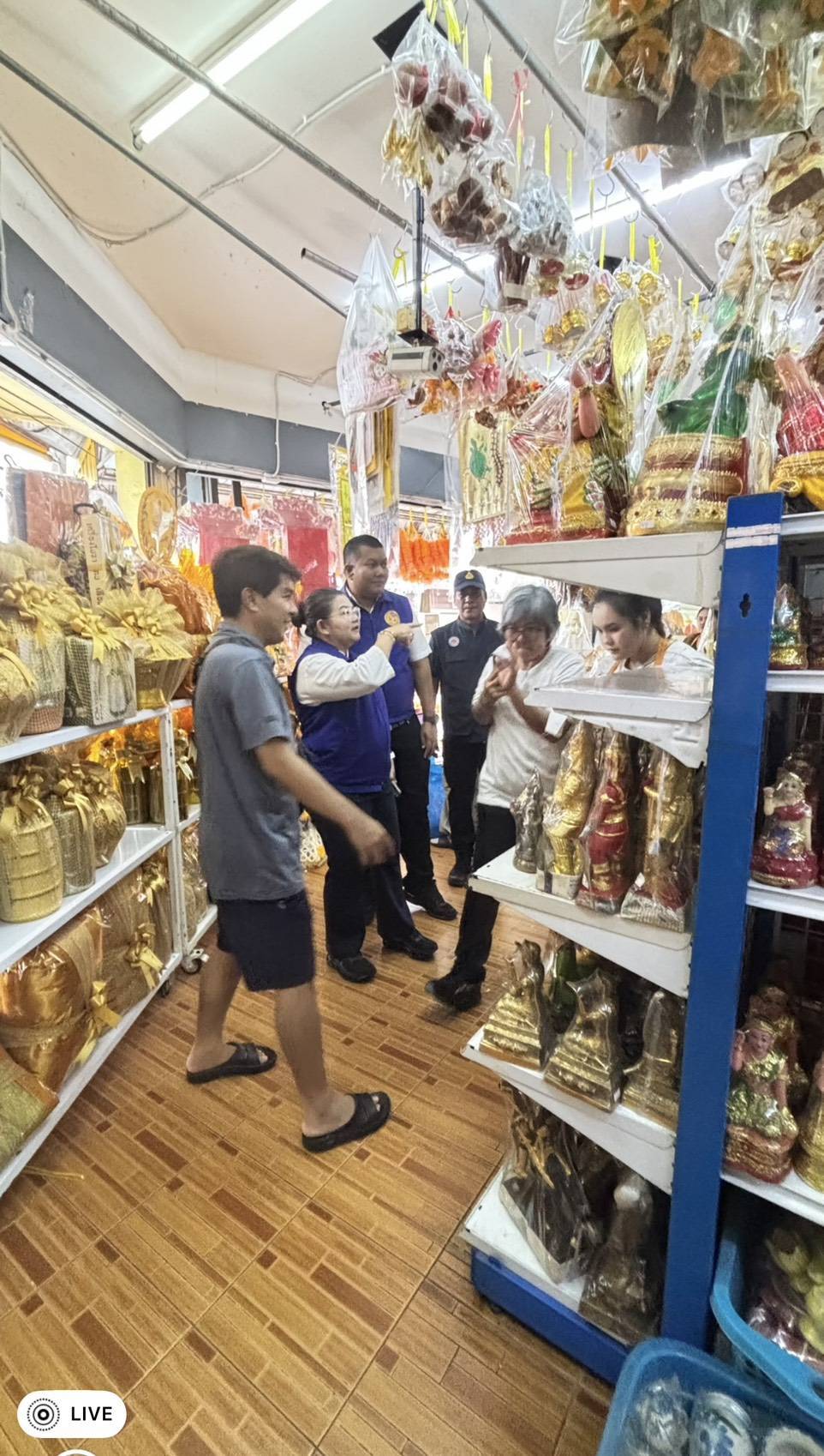 ฝ่ายปกครองอำเภอเมืองสุราษฎร์ธานี ลงพื้นที่ตรวจสอบแนะนำร้านค้าจำหน่ายดอกไม้เพลิง และลูกประทัด ที่ได้รับอนุญาตให้จำหน่ายฯ ในพื้นที่อำเภอเมืองฯ