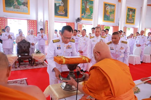 นายอำเภอเมืองสุราษฎร์ธานี รักษาราชการแทนปลัดจังหวัดสุราษฎร์ธานี ร่วมเป็นเกียรติและอนุโมทนาการถวายผ้าพระกฐินพระราชทานประจำปี 2568