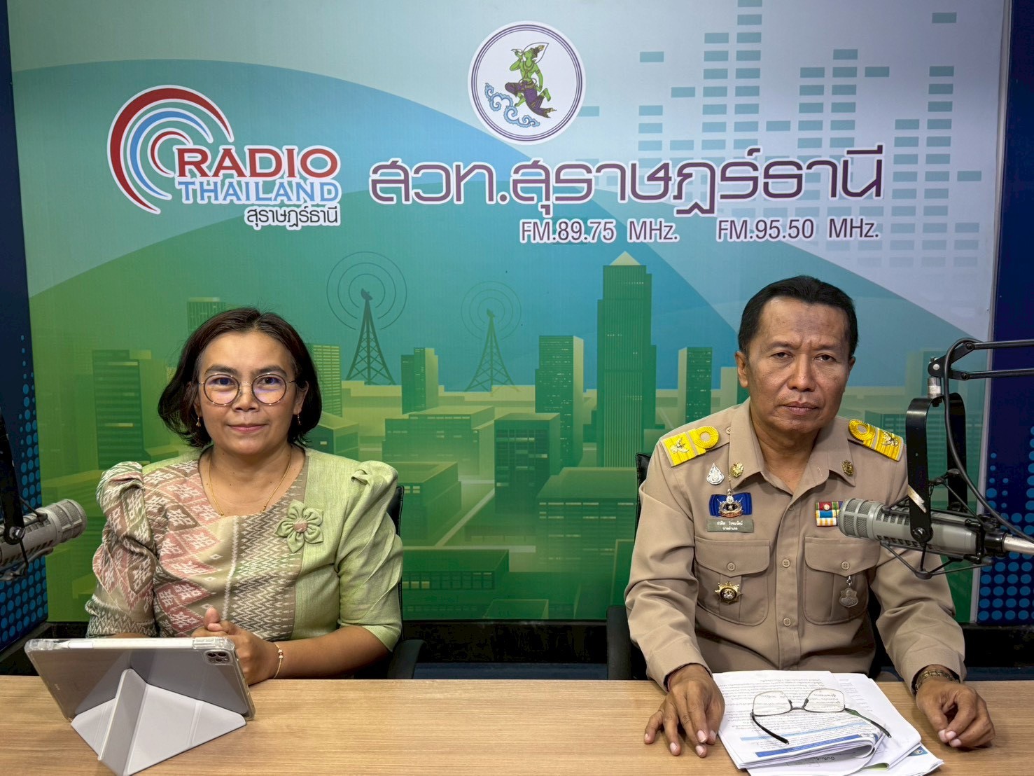 นายอำเภอเมืองสุราษฎร์ธานี รักษาราชการแทนปลัดจังหวัดสุราษฎร์ธานี ร่วมให้สัมภาษณ์สดในรายการ "แหลงข่าวชาวใต้" และ "ผู้ว่าฯ คุยกับประชาชน"