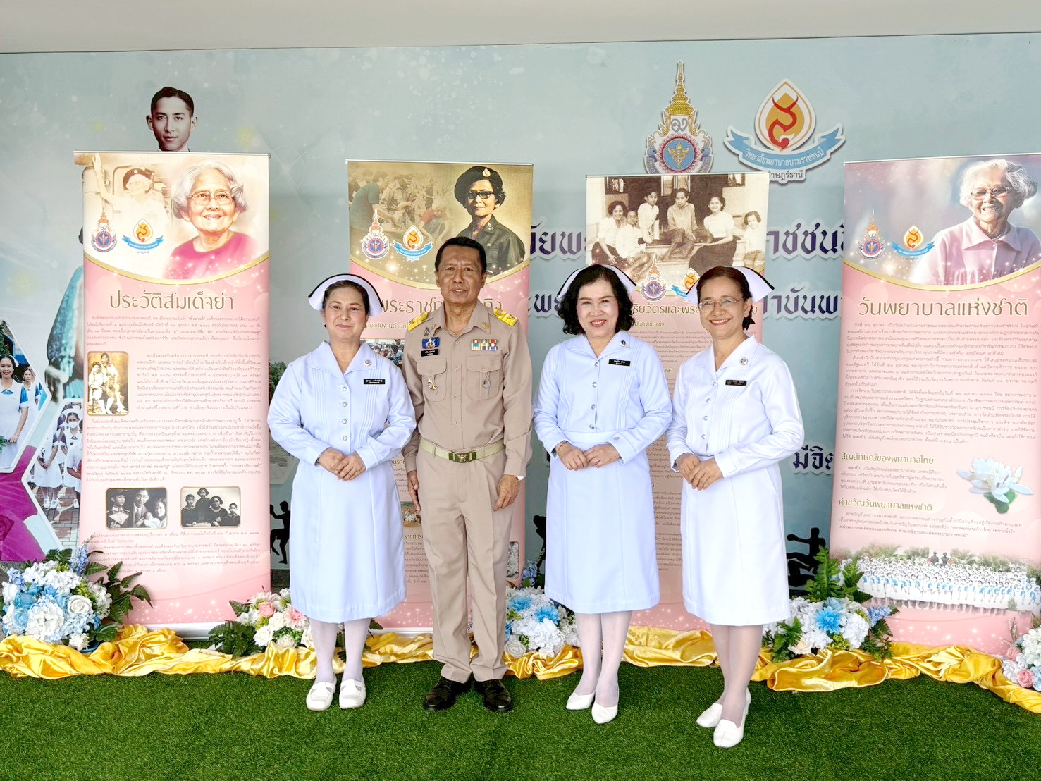 นายอำเภอเมืองสุราษฎร์ธานี รักษาราชการแทนปลัดจังหวัดสุราษฎร์ธานี เป็นประธานในพิธีถวายราชสักการะน้อมรำลึกในพระมหากรุณาธิคุณ "สมเด็จย่า" เนื่องในวันคล้ายวันพระราชสมภพของสมเด็จพระศรีนครินทราบรมราชชนนี ซึ่งเป็นวันพยาบาลแห่งชาติ พร้อมทั้งร่วมเทิดพระเกียรติในวันสำคัญที่เกี่ยวเนื่อง