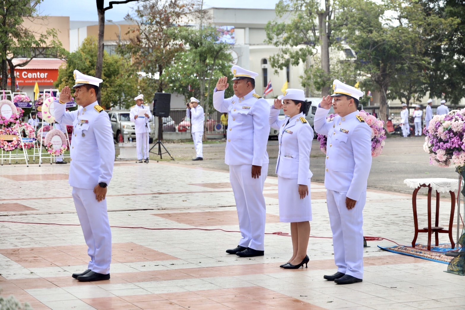 อำเภอเมืองสุราษฎร์ธานี เข้าร่วมพิธีวางพวงมาลาน้อมรำลึก เนื่องในวันคล้ายวันสวรรคต พระบาทสมเด็จพระจุลจอมเกล้าเจ้าอยู่หัว (วันปิยมหาราช) ประจำปี 2568