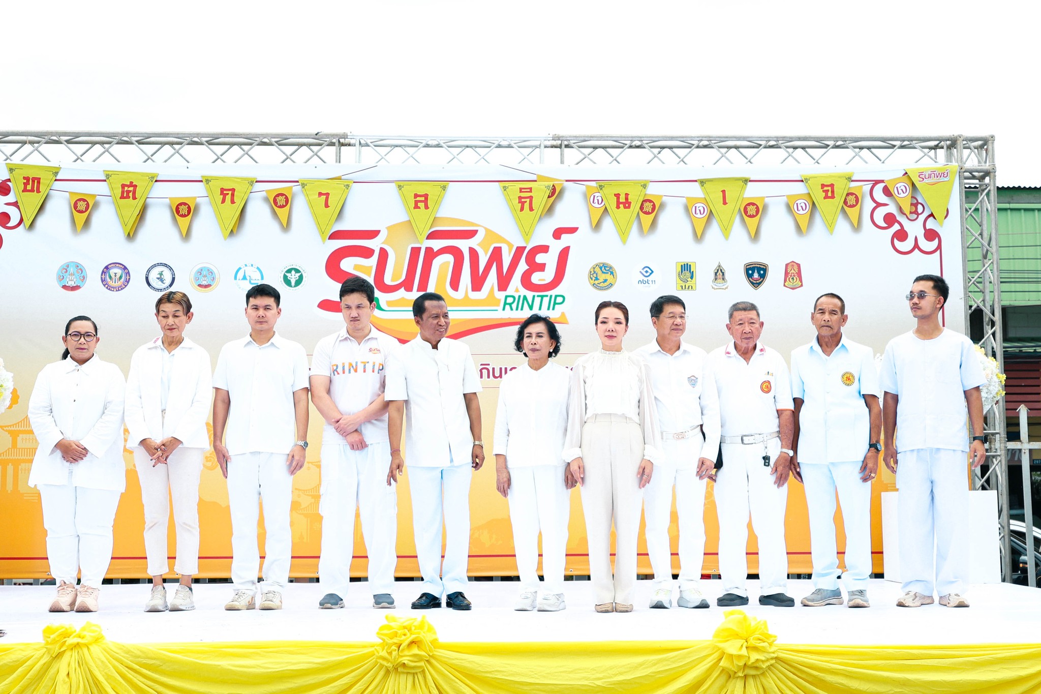 นายอำเภอเมืองสุราษฎร์ธานี เป็นประธานในพิธีเปิด “ขบวนแห่เทพเจ้า เทศกาลถือศีลกินเจ จังหวัดสุราษฎร์ธานี ประจำปี 2568”