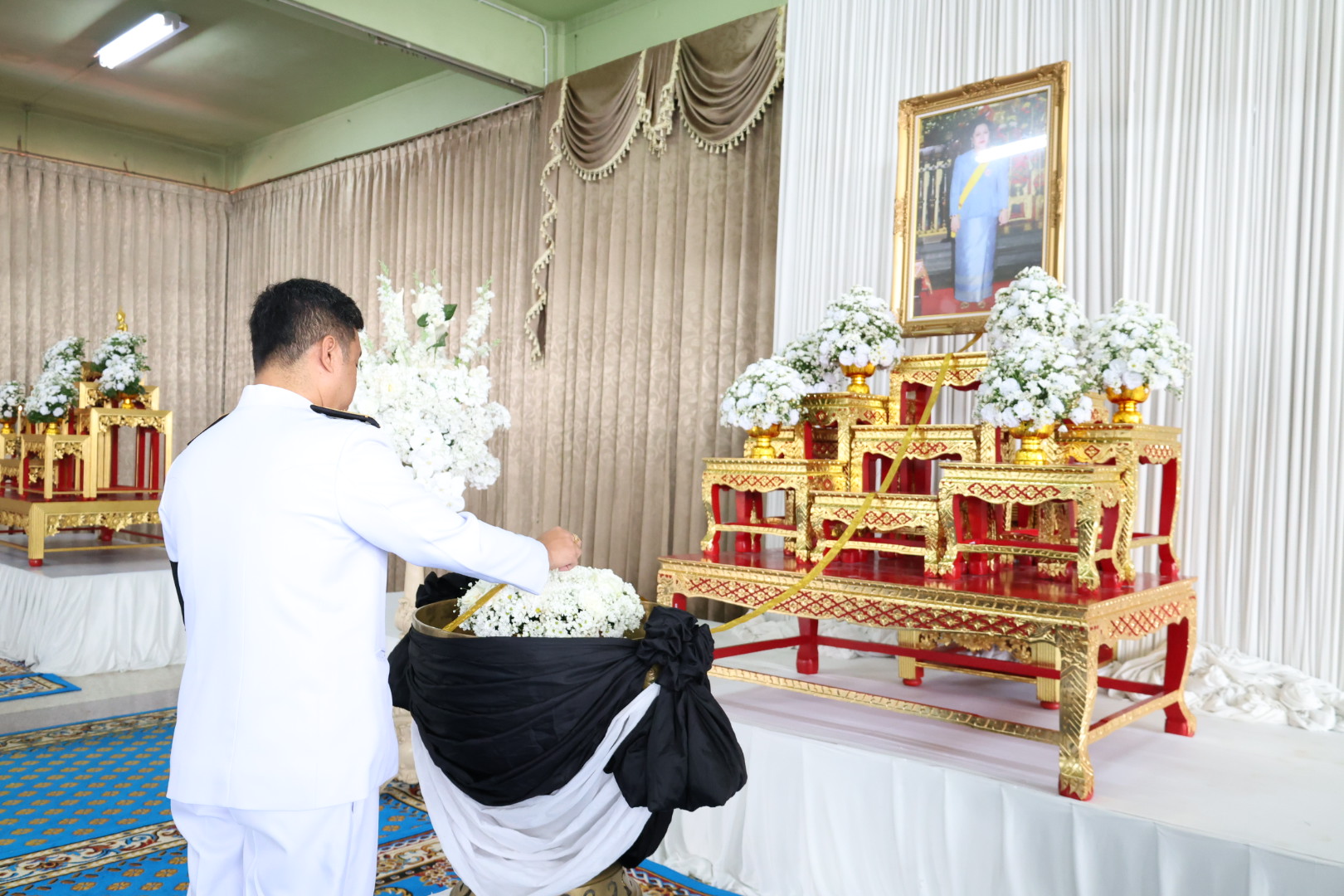 อำเภอเมืองสุราษฎร์ธานี นำทีมส่วนราชการ ปลัดอำเภอ ข้าราชการ เจ้าหน้าที่ องค์กรปกครองส่วนท้องถิ่น กำนัน และผู้ใหญ่บ้าน ฯลฯ ในพื้นที่อำเภอฯ เข้าร่วมพิธีถวายน้ำสรงพระบรมศพ สมเด็จพระนางเจ้าสิริกิติ์ พระบรมราชินีนาถ พระบรมราชชนนีพันปีหลวง เบื้องหน้าพระฉายาลักษณ์ และลงนามถวายความอาลัย