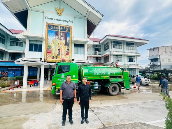 กองร้อยอาสารักษาดินแดนอำเภอเมืองสุราษฎร์ธานีที่ 3 ร่วมกับ สำนักช่างสุขาภิบาล เทศบาลนครสุราษฎร์ธานี และการไฟฟ้าส่วนภูมิภาคสาขาเมืองสุราษฎร์ธานี ดำเนินการทำความสะอาดอาคาร สถานที่ และคูระบายน้ำ พร้อมทั้งปรับปรุงระบบการเดินสายไฟ รอบบริเวณที่ว่าการอำเภอเมืองสุราษฎร์ธานี