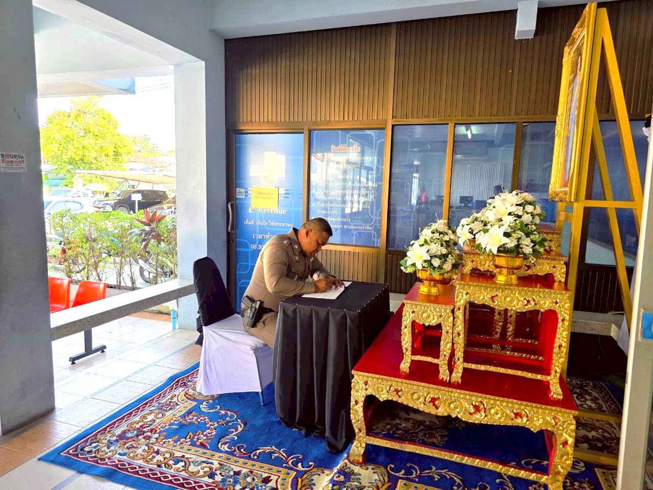 อำเภอเมืองสุราษฎร์ธานี จัดกิจกรรม "รวมพลังแห่งความภักดี" ถวายความอาลัย สมเด็จพระนางเจ้าสิริกิติ์ พระบรมราชินีนาถ พระบรมราชชนนีพันปีหลวง ในวันประชุมกำนัน ผู้ใหญบ้าน ฯลฯ ประจำเดือนพฤศจิกายน 2568