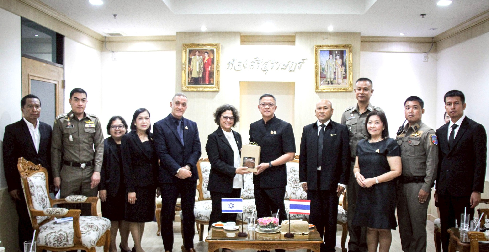 นายอำเภอเมืองสุราษฎร์ธานี รักษาราชการแทนปลัดจังหวัดสุราษฎร์ธานี ร่วมให้การต้อนรับ ดร.อโลนา ฟิชเชอร์ คัมม์ เอกอัครราชทูตอิสราเอล และนายเอลี่ เอลิยาฮู สเมห์ อัครราชทูต , กงสุลอิสราเอล ในโอกาสขอเข้าพบผู้ว่าราชการจังหวัดสุราษฎร์ธานี หารือถึงสถานการณ์นักท่องเที่ยวชาวอิสราเอลในพื้นที่จังหวัดสุราษฎร์ธานี