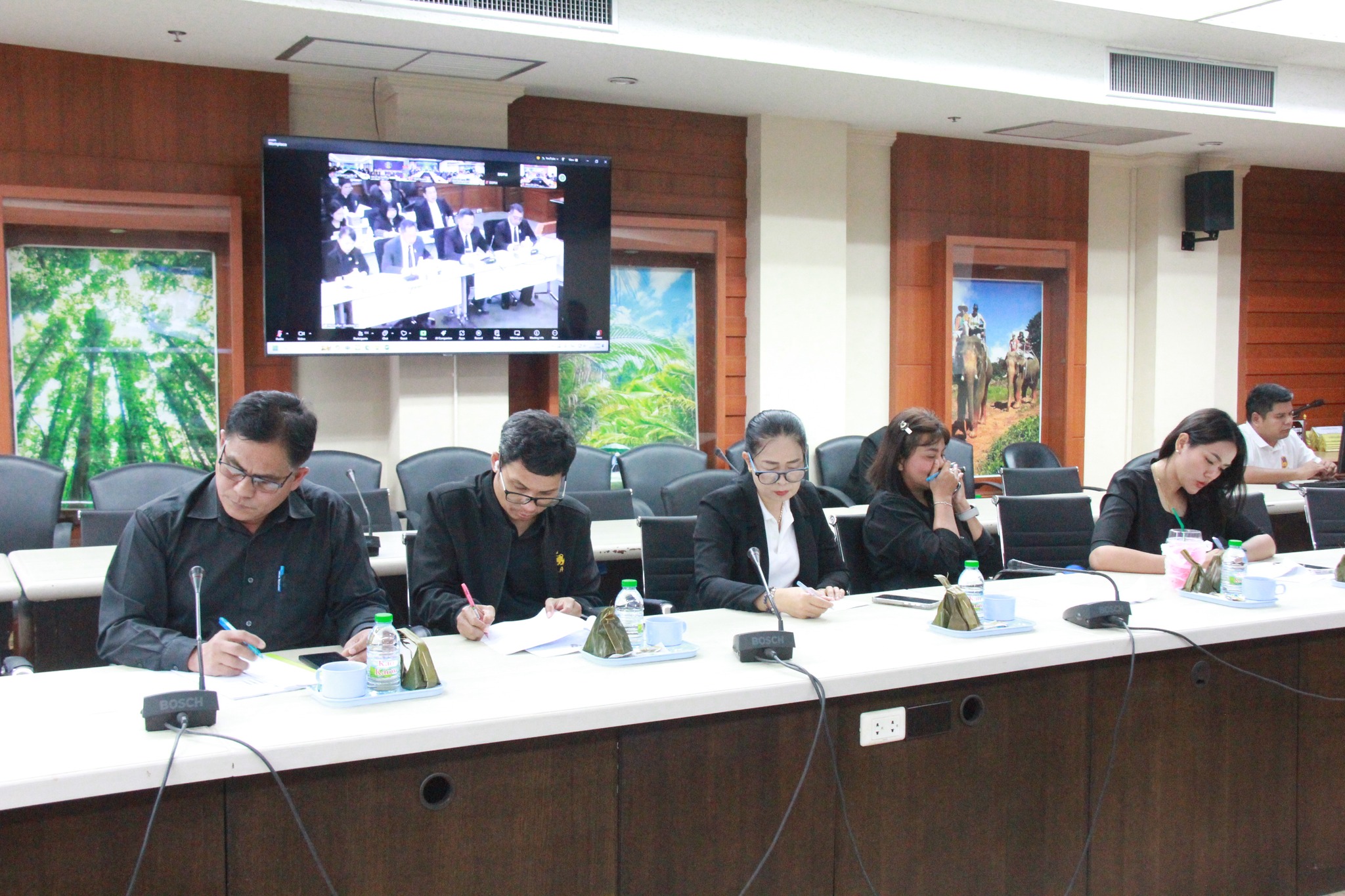 อำเภอเมืองสุราษฎร์ธานี เข้าร่วมการประชุมคณะกรรมการศูนย์อำนวยการความปลอดภัยทางถนน ครั้งที่ 3/2568