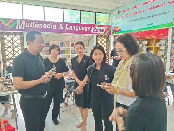 อำเภอเมืองสุราษฎร์ธานี ร่วมกับ พัฒนาชุมชนอำเภอเมืองฯ เข้าเยี่ยมชม และให้กำลังใจ กลุ่มผู้เรียนหลักสูตร "การร้อยลูกปัดมโนราห์ (สีดำ)" ประชาชนจิตอาสาทำริบบิ้นผ้าสีดำ และการย้อมผ้าสีดำจากเสื้อผ้าเก่า ภายใต้กิจกรรม “รวมพลังแห่งความภักดี” ถวายเป็นพระราชกุศล แด่สมเด็จพระนางเจ้าสิริกิติ์ พระบรมราชินีนาถ พระบรมราชชนนีพันปีหลวง