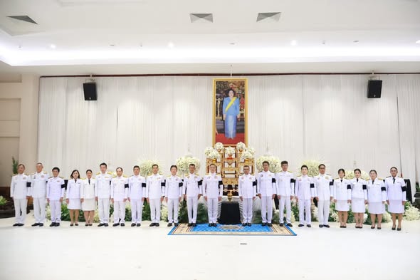 อำเภอเมืองสุราษฎร์ธานี นำหัวหน้าส่วนราชการ ปลัดอำเภอ พนักงาน เจ้าหน้าที่ สมาชิก อส. กำนันผู้ใหญ่บ้าน ฯลฯ จิตอาสาพระราชทาน และประชาชนในพื้นที่อำเภอเมืองฯ เข้าร่วมพิธีบำเพ็ญกุศลในวาระครบ 15 วัน (ปัณรสมวาร) แห่งการสวรรคต ถวายพระราชกุศลสมเด็จพระนางเจ้าสิริกิติ์ พระบรมราชินีนาถ พระบรมราชชนนีพันปีหลวง