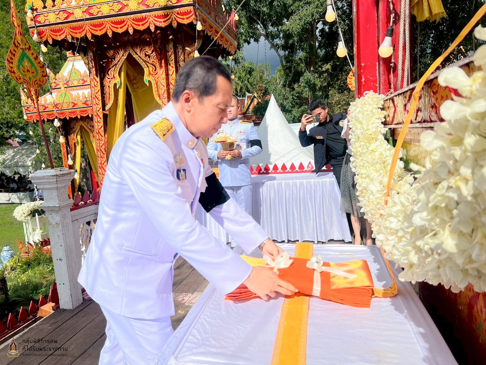 นายอำเภอเมืองสุราษฎร์ธานี รักษาราชการแทนปลัดจังหวัดสุราษฎร์ธานี เป็นประธานฝ่ายฆราวาส ประกอบพิธีพระราชทานเพลิงศพ พระครูกิตติกาญจนวิสุทธิ์ (ดำรงศักดิ์ กมโล) อดีตเจ้าอาวาสวัดทองประธาน