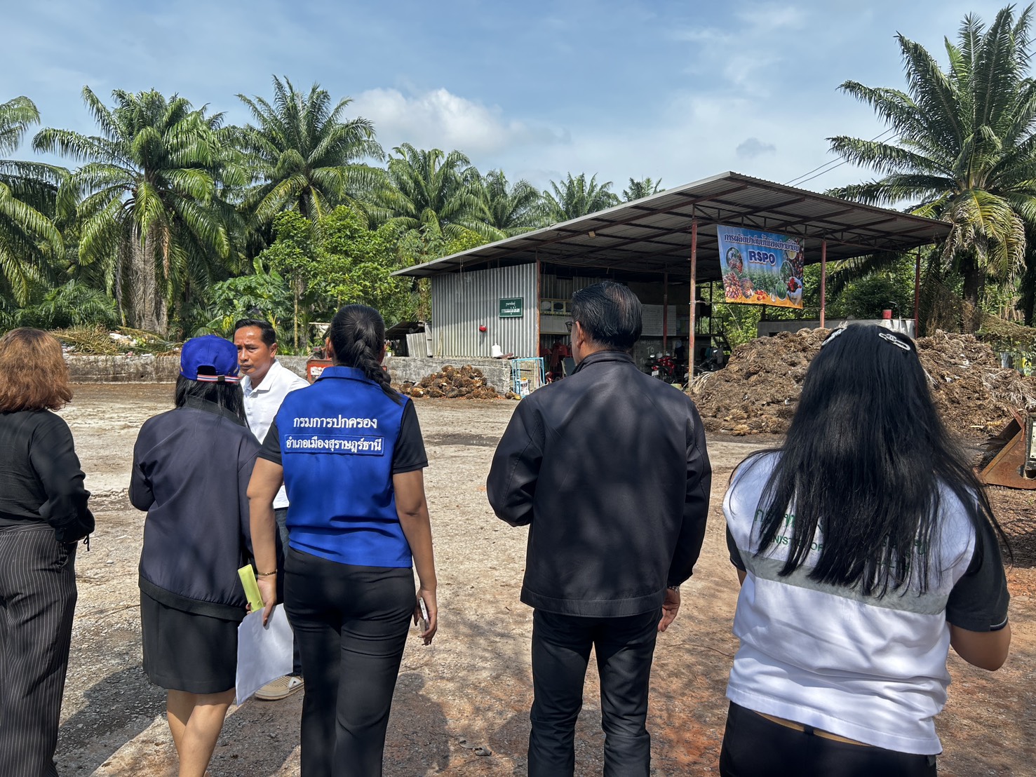ศูนย์ดำรงธรรมอำเภอเมืองสุราษฎร์ธานี ร่วมกับ สาธารณสุขอำเภอเมืองฯ อบต.คลองน้อย และฝ่ายปกครอง หมู่ที่ 9 ตำบลคลองน้อย ลงพื้นที่แก้ไขปัญหาความเดือดร้อนจากกรณี ได้รับความเดือดร้อนจากการเผาขยะมลพิษของโรงงาน โรงมะพร้าว และลานปาล์มน้ำมัน
