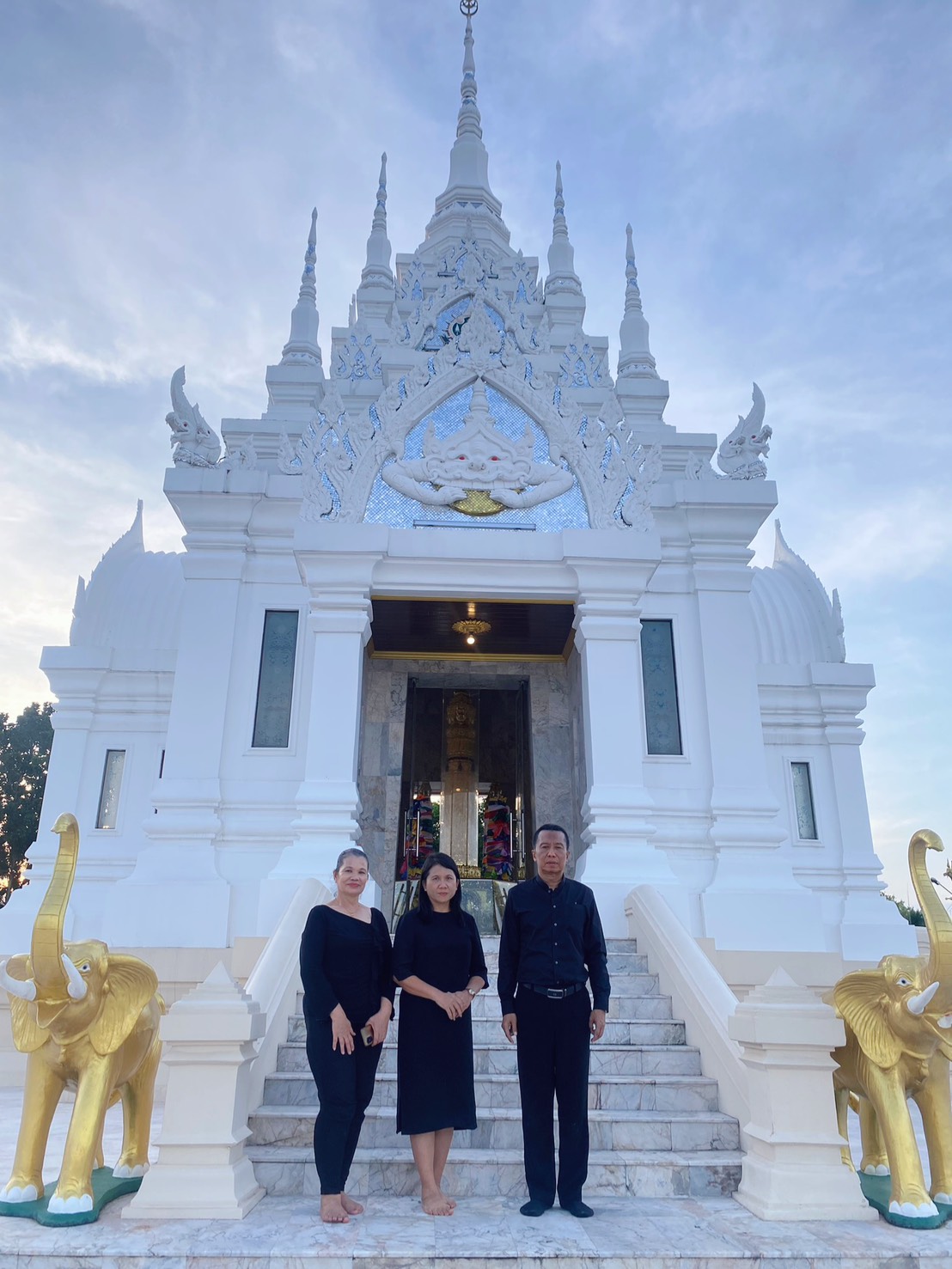 นายอำเภอเมืองสุราษฎร์ธานี เข้ากราบสักการะสิ่งศักดิ์สิทธิ์ประจำที่ว่าการอำเภอเมืองสุราษฎร์ธานี และศาลากลางจังหวัดสุราษฎร์ธานี เพื่อความเป็นสิริมงคลในโอกาสได้รับคำสั่งแต่งตั้งจากกระทรวงมหาดไทย ให้ดำรงตำแหน่ง ปลัดจังหวัดสุราษฎร์ธานี