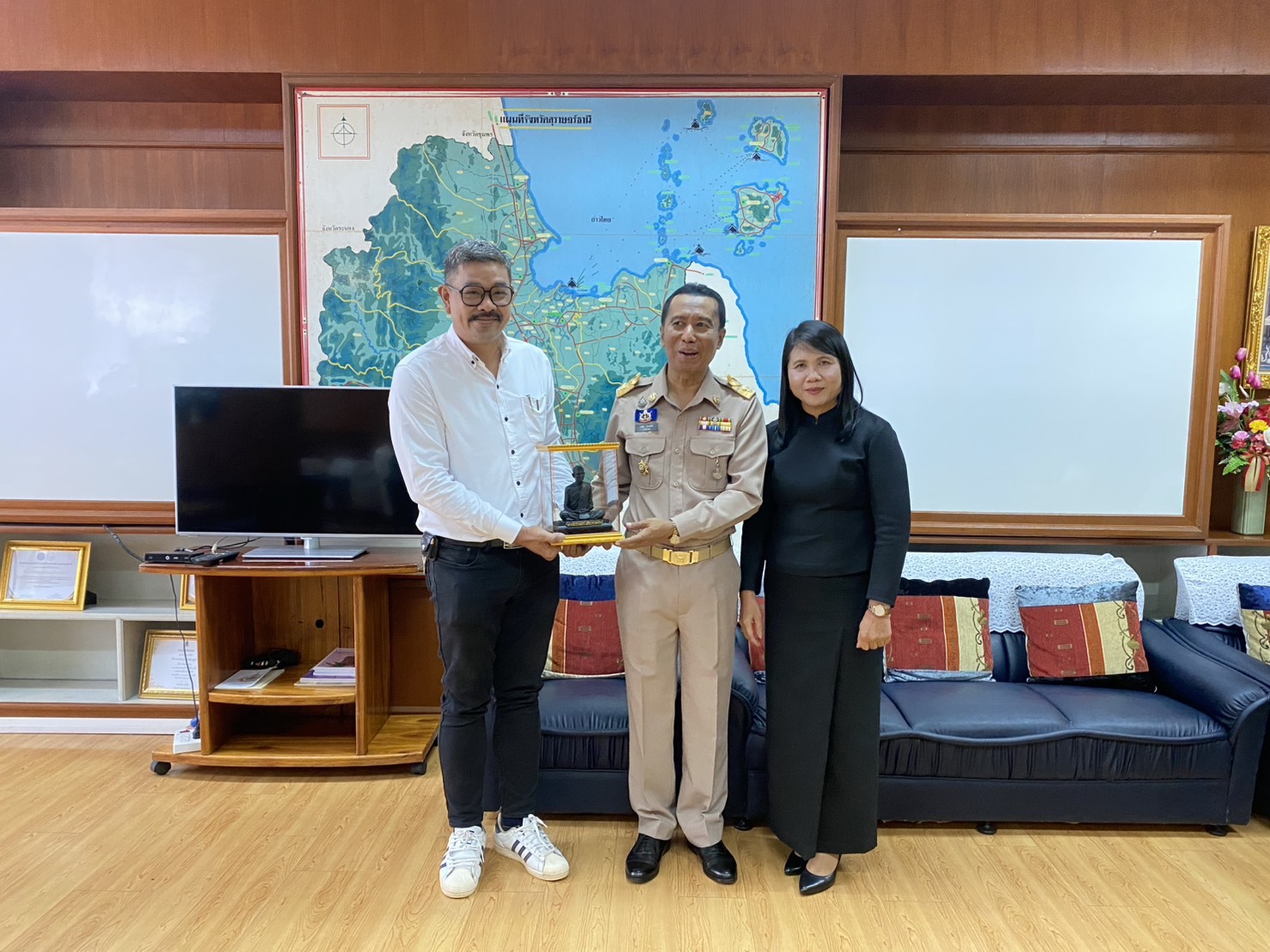 อำเภอเมืองสุราษฎร์ธานี ร่วมกับ หัวหน้าส่วนราชการประจำอำเภอฯ องค์กรปกครองส่วนท้องถิ่น กำนัน และผู้ใหญ่บ้าน ฯลฯ ร่วมแสดงความยินดีกับ นายชวลิต โรจนรัตน์ นายอำเภอเมืองสุราษฎร์ธานี คนที่ 43 ในโอกาสเข้ารับตำแหน่ง ปลัดจังหวัดสุราษฎร์ธานี อย่างเป็นทางการ