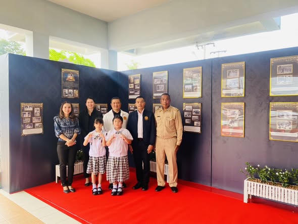 สำนักทะเบียนอำเภอเมืองสุราษฎร์ธานี ให้บริการงานบัตรประจำตัวประชาชน แก่เยาวชนขอมีบัตรประจำตัวประชาชนครั้งแรก จำนวน 2 ราย และนำเยี่ยมชมนิทรรศการเทิดพระเกียรติ พระบาทสมเด็จพระบรมชนกาธิเบศร มหาภูมิพลอดุลยเดชมหาราช บรมนาถบพิตร เคียงคู่สมเด็จพระนางเจ้าสิริกิติ์ พระบรมราชินีนาถ พระบรมราชชนนีพันปีหลวง