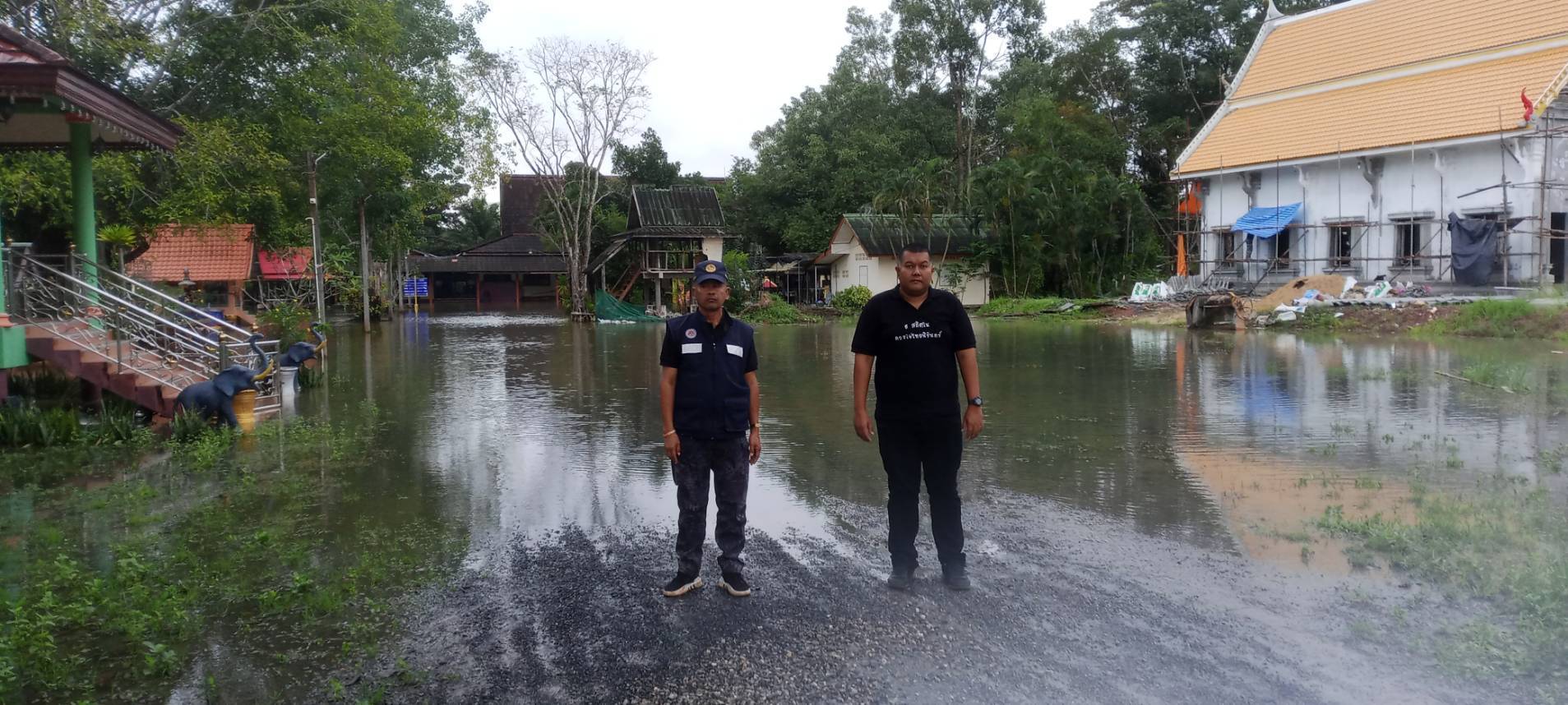 ศอ.ปภ.อำเภอเมืองสุราษฎร์ธานี ร่วมกับ องค์กรปกครองส่วนท้องถิ่น กำนัน ผู้ใหญ่บ้าน ฯลฯ ร่วมกันลงพื้นที่เฝ้าระวังและติดตามสถานการณ์น้ำในพื้นที่อำเภอเมืองฯ
