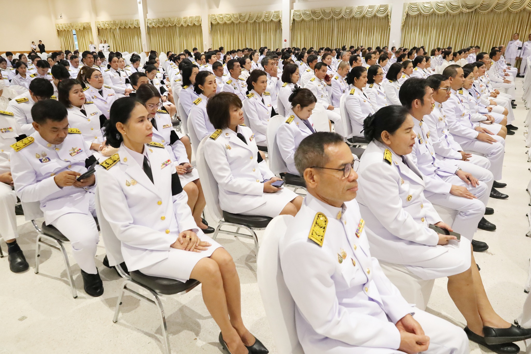 อำเภอเมืองสุราษฎร์ธานี เข้าร่วมพิธีเจริญพระพุทธมนต์และทำบุญตักบาตรถวายพระราชกุศล และพิธีวางพานพุ่มดอกไม้ถวายสักการะฯ ในกิจกรรมเฉลิมพระเกียรติ เนื่องในโอกาสพระบาทสมเด็จพระมงกุฎเกล้าเจ้าอยู่หัววันคล้ายวันสวรรคตครบ 100 ปี 25 พฤศจิกายน 2568 และกิจกรรมเฉลิมพระเกียรติสมเด็จพระเจ้าภคินีเธอ เจ้าฟ้าเพชรรัตนราชสุดา สิริโสภาพัณณวดี เนื่องในโอกาส วันคล้ายวันประสูติครบ 100 ปี 24 พฤศจิกายน 2568