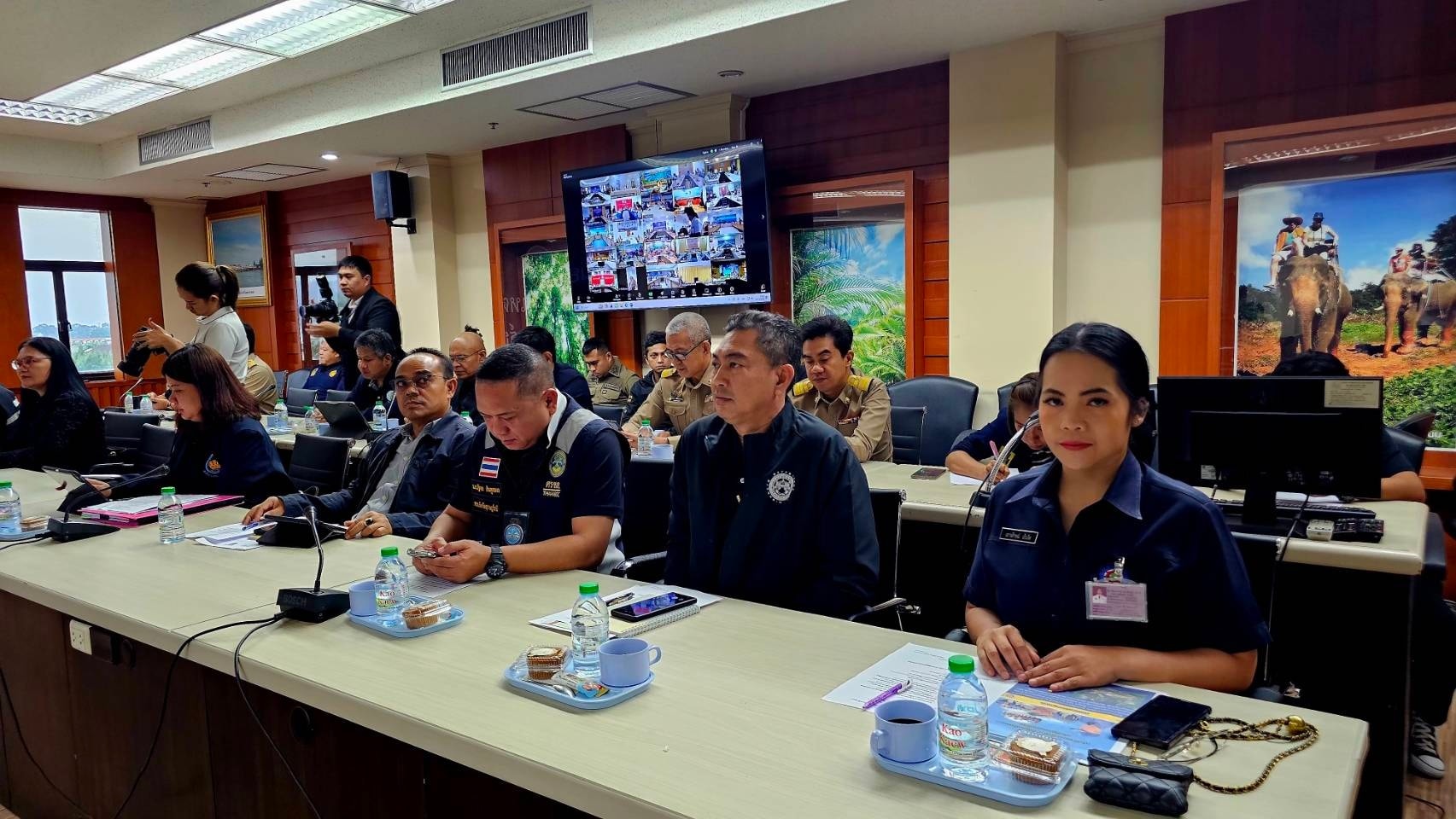อำเภอเมืองสุราษฎร์ธานี เข้าร่วมประชุมคณะกรรมการอำนวยการและบริหารสถานการณ์ภัยพิบัติทางธรรมชาติ (คอภ.) ครั้งที่ 2/2568 ผ่านสื่ออิเล็กทรอนิกส์ ร่วมกับหน่วยงานส่วนกลาง โดยมี นายอนุทิน ชาญวีรกูล นายกรัฐมนตรีและรัฐมนตรีว่าการกระทรวงมหาดไทย เป็นประธานการประชุมฯ