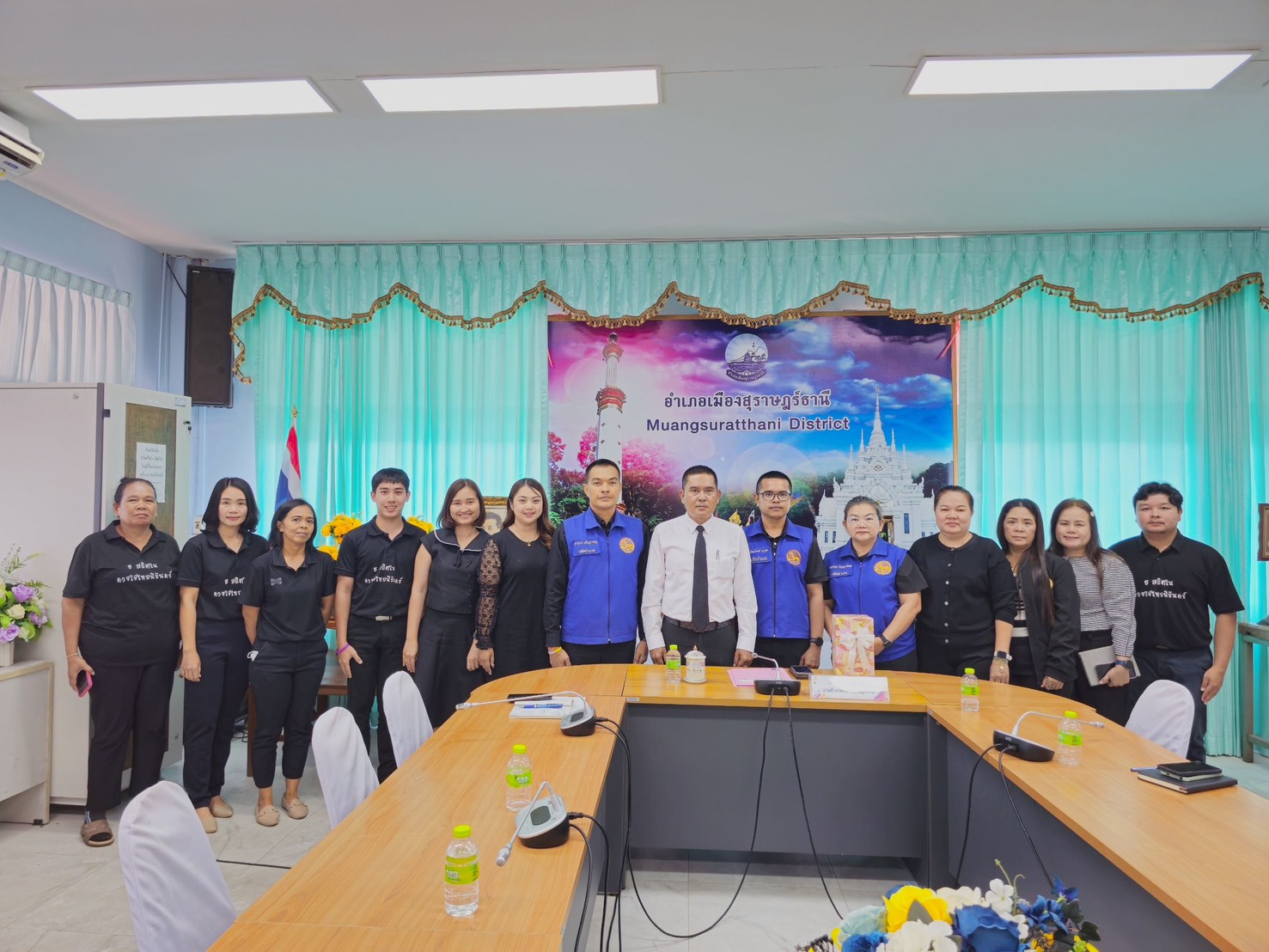 🖤🕊นายอำเภอเมืองสุราษฎร์ธานี เป็นประธานการประชุมรับมอบนโยบายและแนวทางการปฏิบัติงานจากผู้บังคับบัญชา เพื่อกำหนดทิศทางการขับเคลื่อนภารกิจของอำเภอให้เป็นไปอย่างมีประสิทธิภาพ
