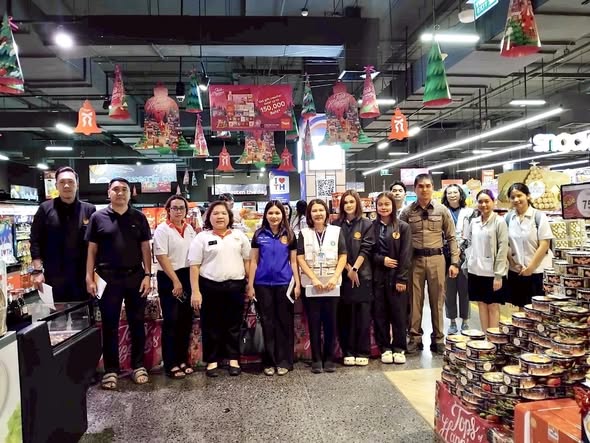 🖤🕊อำเภอเมืองสุราษฎร์ธานี ลงพื้นที่ร่วมกับศูนย์ดำรงธรรมจังหวัดสุราษฎร์ธานี (สำนักงานคณะอนุกรรมการคุ้มครองผู้บริโภคจังหวัดสุราษฎร์ธานี) เพื่อติดตามสอดส่องผู้ประกอบธุรกิจตามนโยบายโครงการ "คนละครึ่ง พลัส" (ผู้ประกอบธุรกิจรายย่อย) ในสถานประกอบการ พื้นที่อำเภอเมืองฯ
