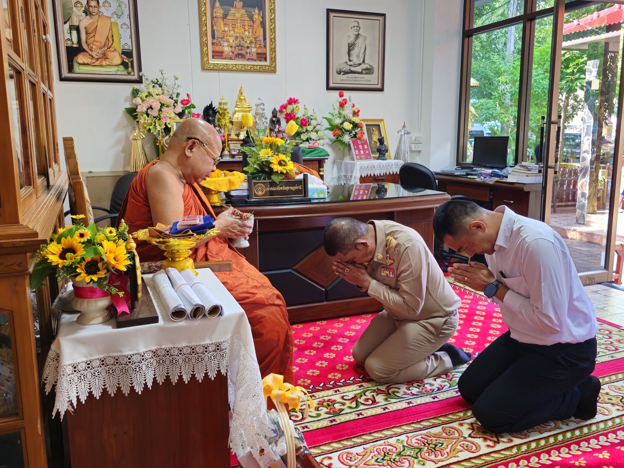 นายอำเภอเมืองสุราษฎร์ธานี นำปลัดอำเภอ ส่วนราชการประจำอำเภอฯ และบุคลากร เข้ากราบนมัสการขอพร พระเดชพระคุณอาจารย์ที่เคารพ เนื่องในโอกาสเทศกาลปีใหม่ พ.ศ.2569 เพื่อความเป็นสิริมงคล และเป็นขวัญกำลังใจสำหรับการปฏิบัติงานในวันแรกของปี พ.ศ.2569