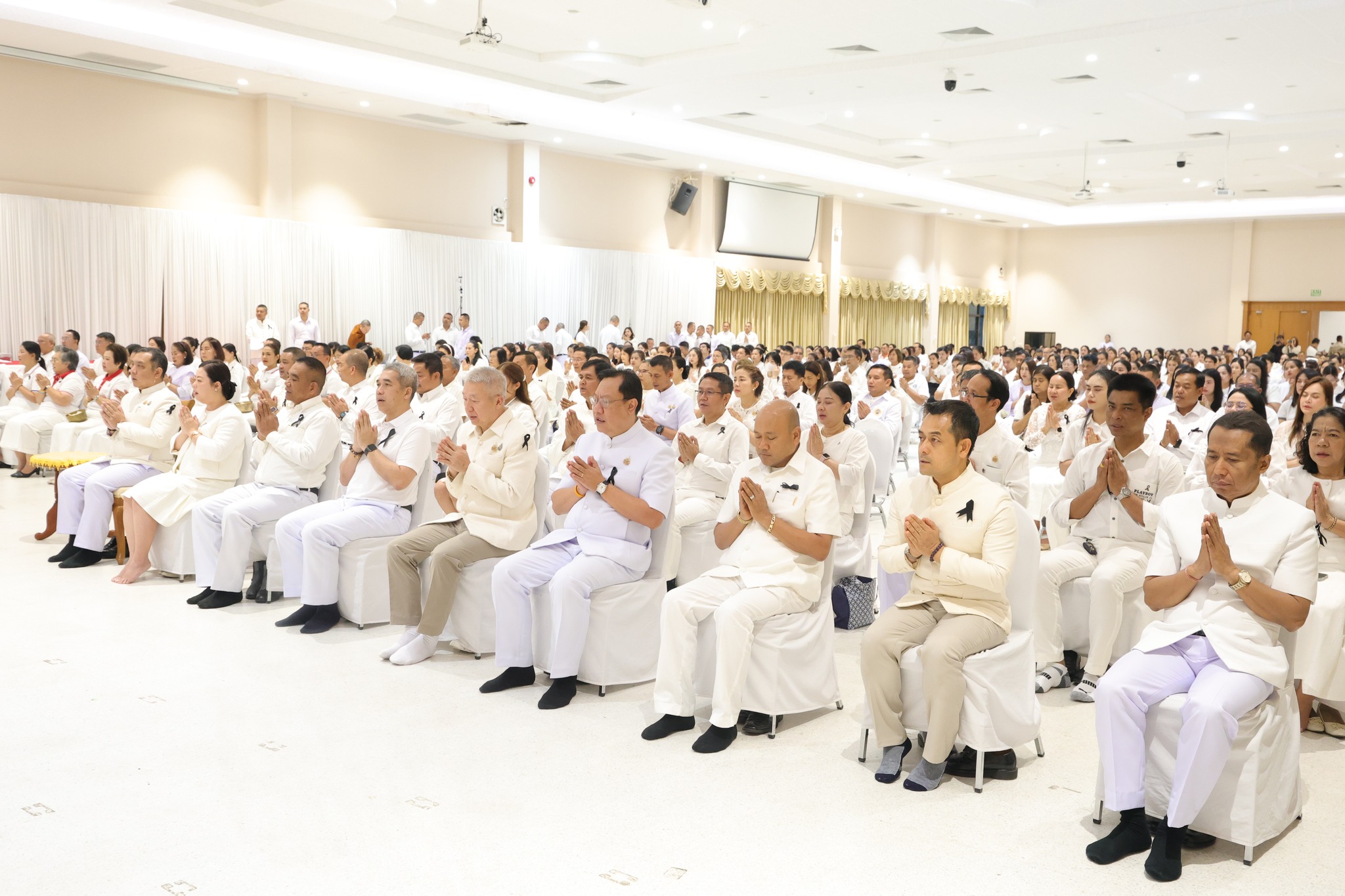 อำเภอเมืองสุราษฎร์ธานี ร่วมทำบุญตักบาตร ฟังธรรม และปฏิบัติตามหลักราชธรรม 10 ประการ ภายใต้โครงการ “ร้อยใจไทย สืบสานราชธรรม ทั้งแผ่นดิน” อุทิศถวายเป็นพระราชกุศลแด่สมเด็จพระนางเจ้าสิริกิติ์ พระบรมราชินีนาถ พระบรมราชชนนีพันปีหลวง