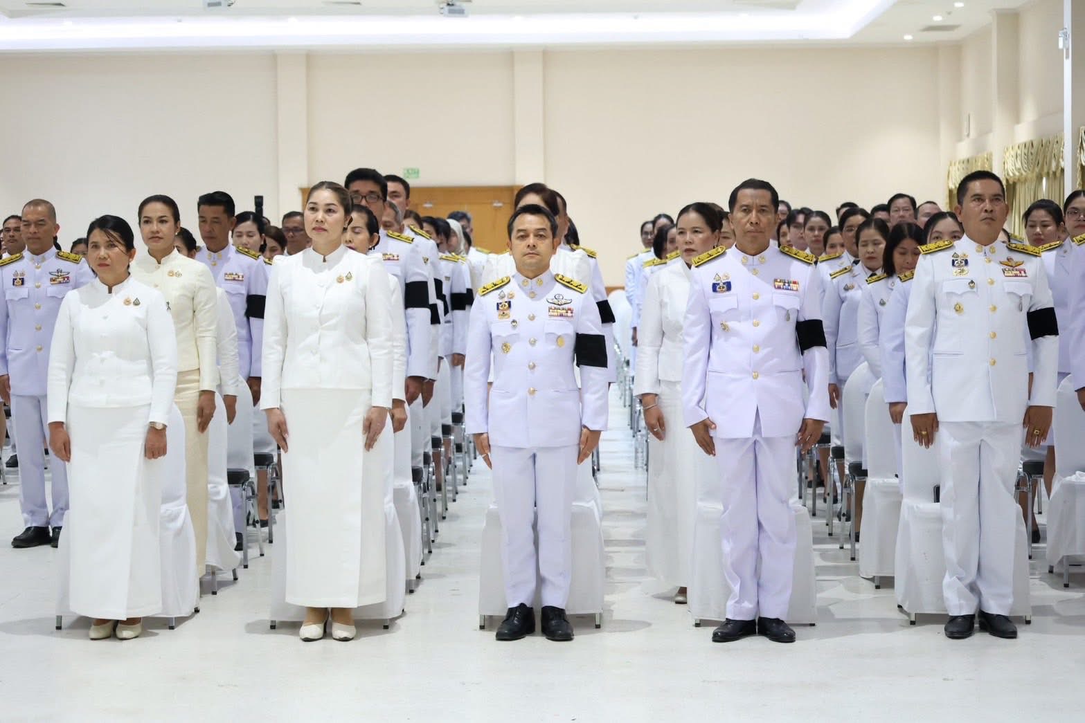 อำเภอเมืองสุราษฎร์ธานี เข้าร่วมพิธีวางพุ่มดอกไม้และกล่าวอาศิรวาทราชสดุดีเฉลิมพระเกียรติ เนื่องในรัฐพิธีวันพ่อขุนรามคำแหงมหาราช ประจำปี 2569