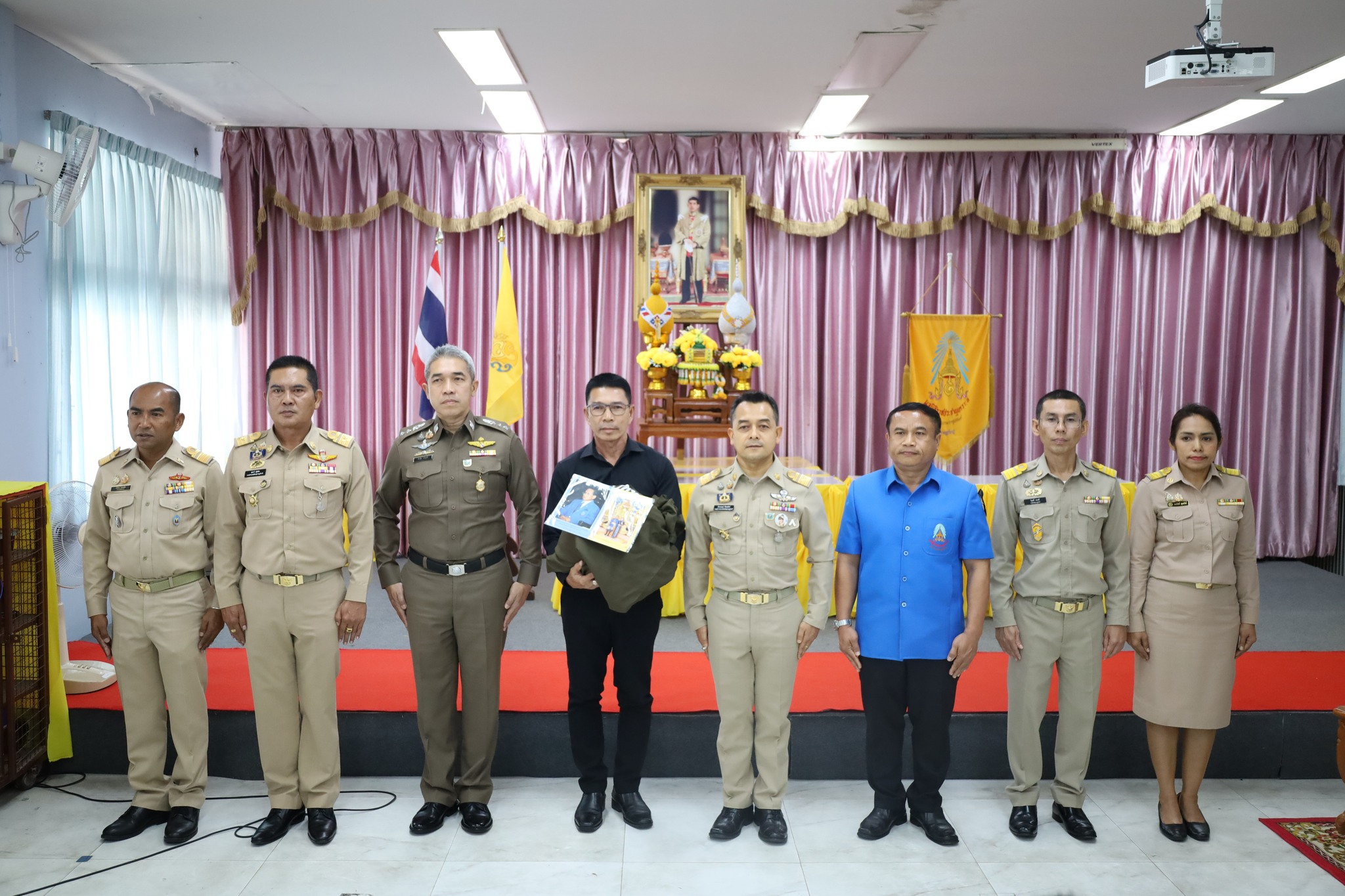 อำเภอเมืองสุราษฎร์ธานี ร่วมกับจังหวัดสุราษฎร์ธานี และส่วนราชการที่เกี่ยวข้อง จัดพิธีมอบสิ่งของพระราชทาน มูลนิธิราชประชานุเคราะห์ ในพระบรมราชูปถัมภ์ แก่ผู้ประสบอัคคีภัยในพื้นที่อำเภอเมืองสุราษฎร์ธานี จังหวัดสุราษฎร์ธานี