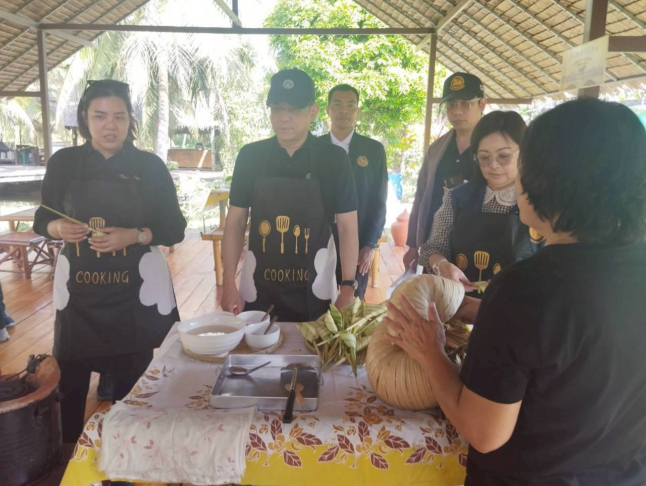 อำเภอเมืองสุราษฎร์ธานี ร่วมให้การต้อนรับ นายจักรกฤดิ กระจายวงศ์ อธิบดีกรมพิธีการทูต และคณะข้าราชการกระทรวงการต่างประเทศ ในโอกาสเดินทางมาเพื่อสำรวจสถานที่ ครั้งที่ 2 เพื่อเตรียมความพร้อมในการดำเนินโครงการนำคณะทูตและกงสุลต่างประเทศประจำประเทศไทยพร้อมคู่สมรส ทัศนศึกษาโครงการอนุรักษ์และพัฒนาตามแนวพระราชดำริ ในพื้นที่จังหวัดสุราษฎร์ธานี