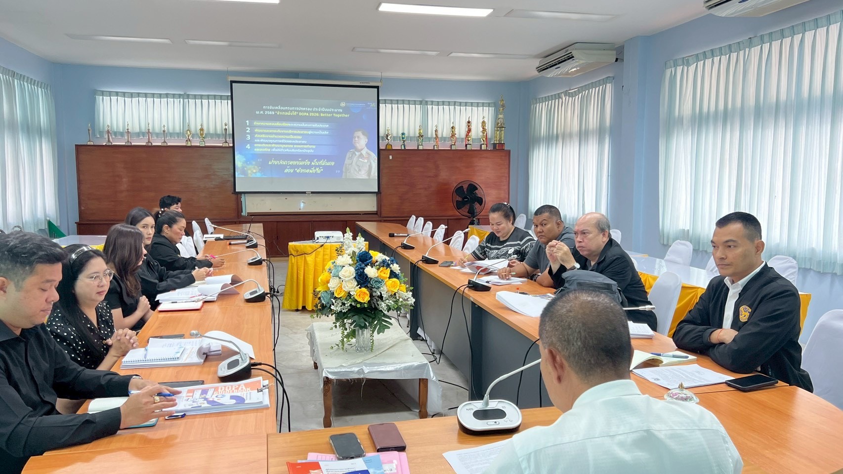 อำเภอเมืองสุราษฎร์ธานี จัดการประชุมมอบนโยบายและแนวทางการปฏิบัติงานตามข้อสั่งการของผู้บังคับบัญชา และตามแนวนโยบายสำคัญของกรมการปกครอง เพื่อกำหนดทิศทางการขับเคลื่อนภารกิจของอำเภอให้เป็นไปอย่างมีประสิทธิภาพ