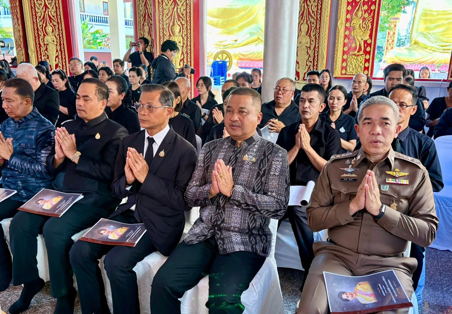 🖤🕊นายอำเภอเมืองสุราษฎร์ธานี เข้าร่วมพิธีสวดมนต์และเจริญจิตตภาวนาอุทิศถวายพระราชกุศล แด่สมเด็จพระนางเจ้าสิริกิติ์ พระบรมราชินีนาถ พระบรมราชชนนีพันปีหลวง